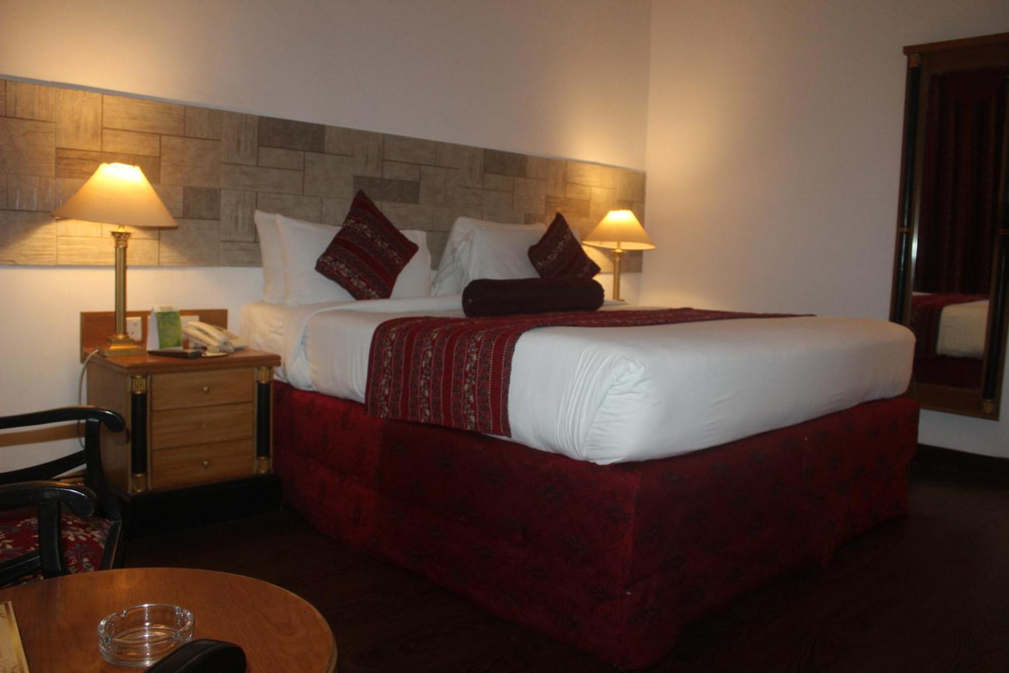 Mehran Hotel การาจี ภายนอก รูปภาพ
